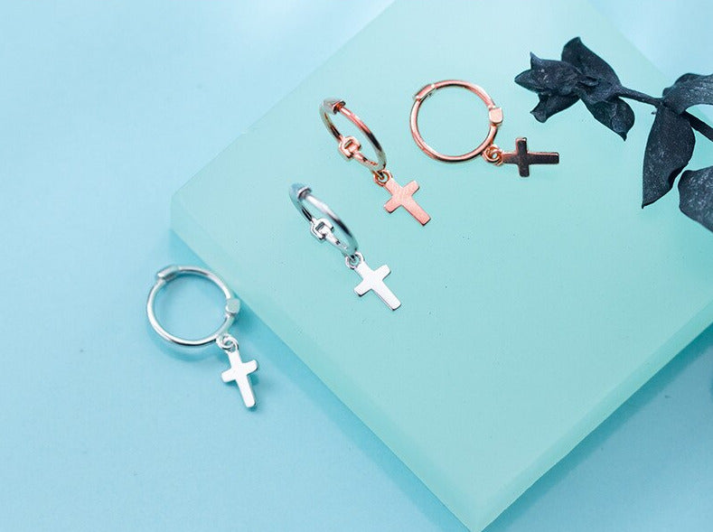 Boucles d'oreilles créoles en argent avec croix classique