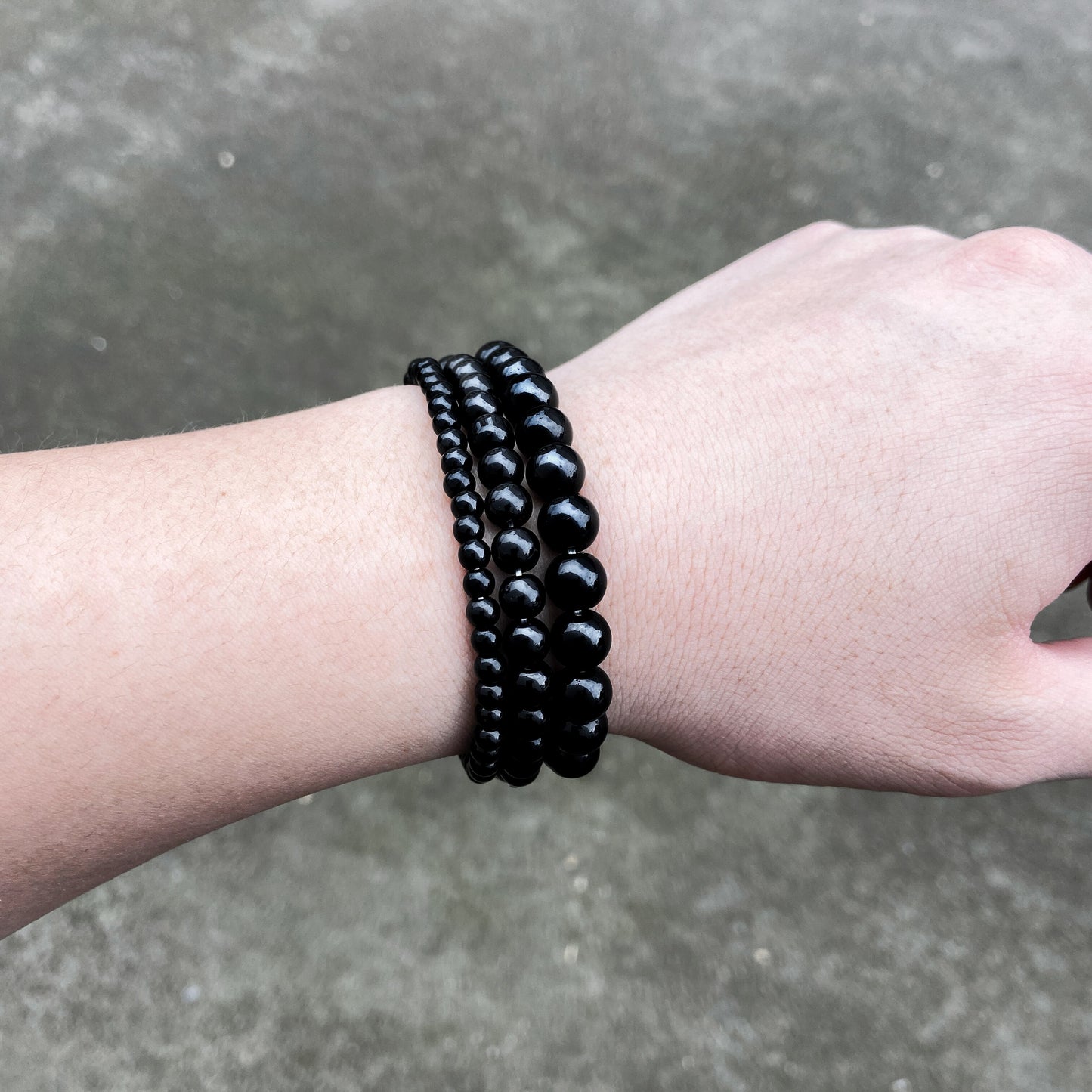 Schwarzes Obsidian-Edelstein-Stretch-Armband, 4–12 mm 