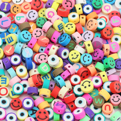 50pcs 10MM perles de couleur mixte lettre et sourire en argile polymère