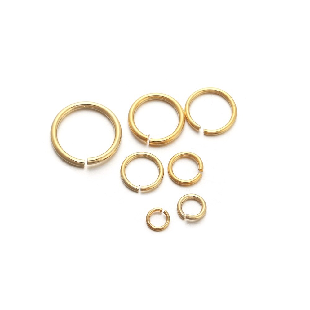 50 à 200 anneaux ouverts en cuivre et or 18 carats de 3 à 10 mm.