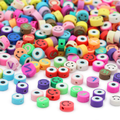 50pcs 10MM perles de couleur mixte lettre et sourire en argile polymère