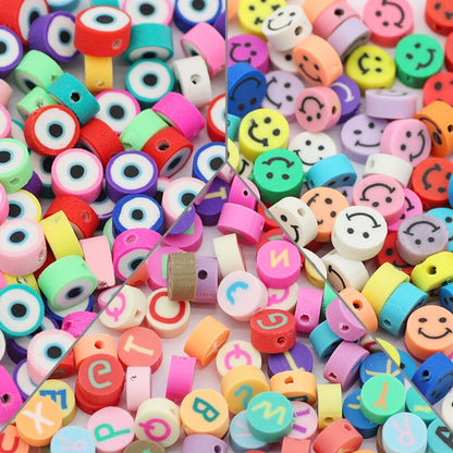 50pcs 10MM perles de couleur mixte lettre et sourire en argile polymère