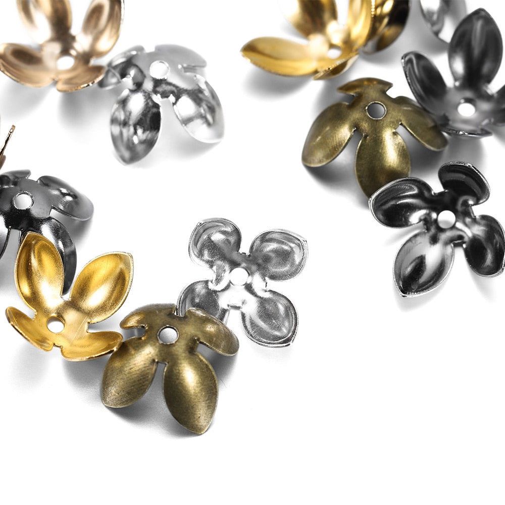 15 x 8 mm vergoldete Perlenkappen mit vier Blättern, 50 Stück