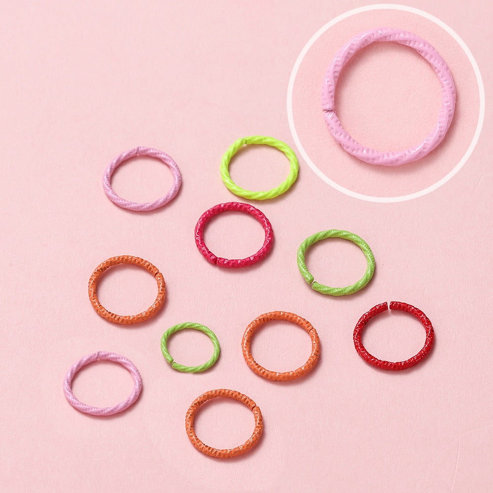 50 anneaux de saut torsadés colorés de 8 à 12 mm.