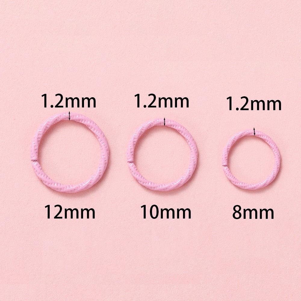 50 anneaux de saut torsadés colorés de 8 à 12 mm.