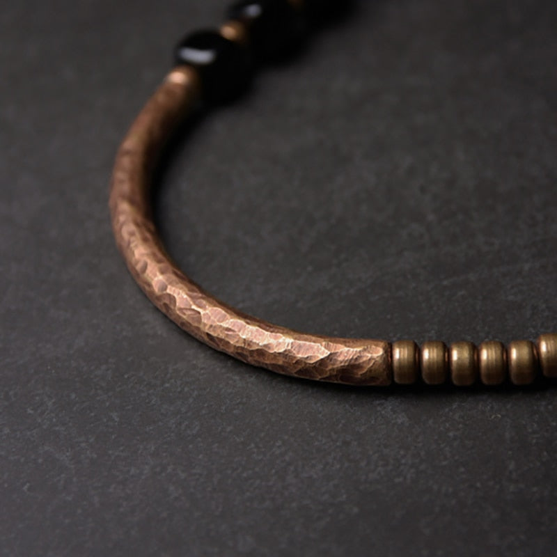 Mehrschichtiges Armband aus gehämmertem oxidiertem Kupfer und schwarzem Onyx