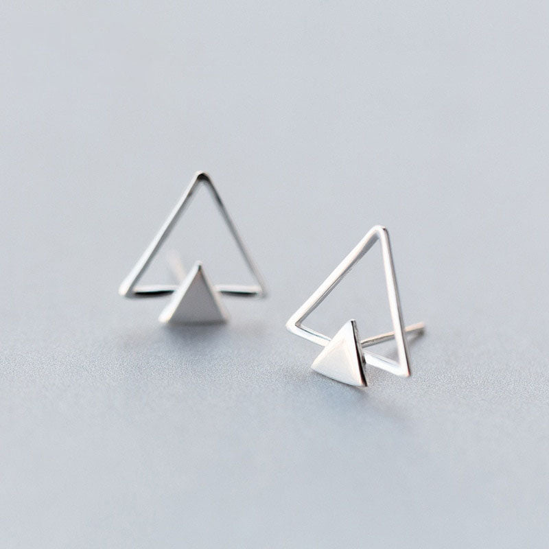 Boucles d'oreilles tendance en forme de triangle transparent.