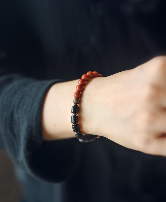 Bracelet en perles de bois et de pierre d'ébène, agate rouge, mousse et fleur