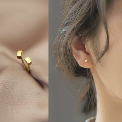 Petite boucle d'oreille carrée géométrique