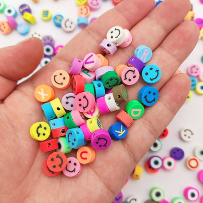 50pcs 10MM perles de couleur mixte lettre et sourire en argile polymère