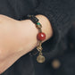 Bracelet de perles d’ébène sculpté, charme d’agate Gobi