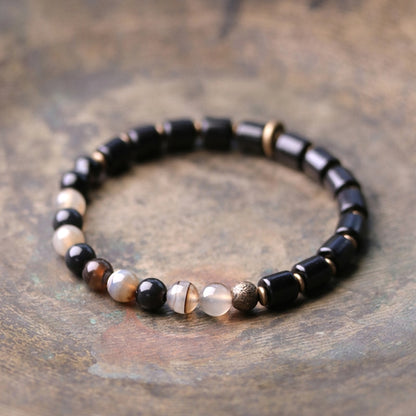 Bracelet en perles de bois et de pierre d'ébène, agate rouge, mousse et fleur