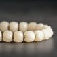 Zweireihiges tibetisches Yak-Knochen-Perlenarmband mit gehämmertem Kupferanhänger