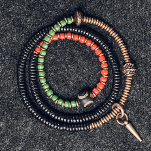 Armband aus Steinperlen in verschiedenen Farben, handgehämmerter Kupferanhänger