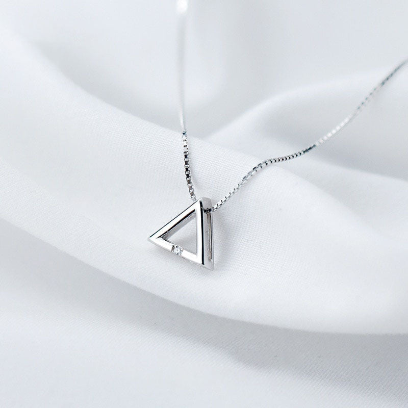 Collier à mini pendentif triangle géométrique