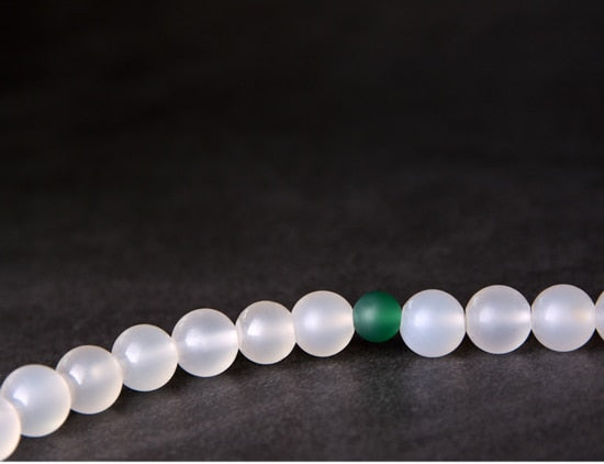 Bracelet de perles d'onyx gris blanc poli mat