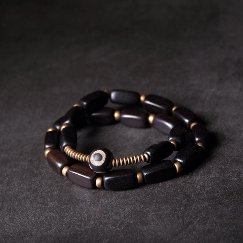 Mehrschichtiges Armband aus schwarzen Holz- und Kupferperlen