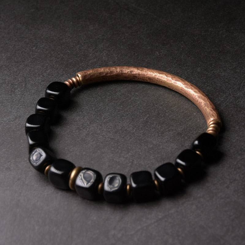 Mehrschichtiges Armband aus gehämmertem oxidiertem Kupfer und schwarzem Onyx