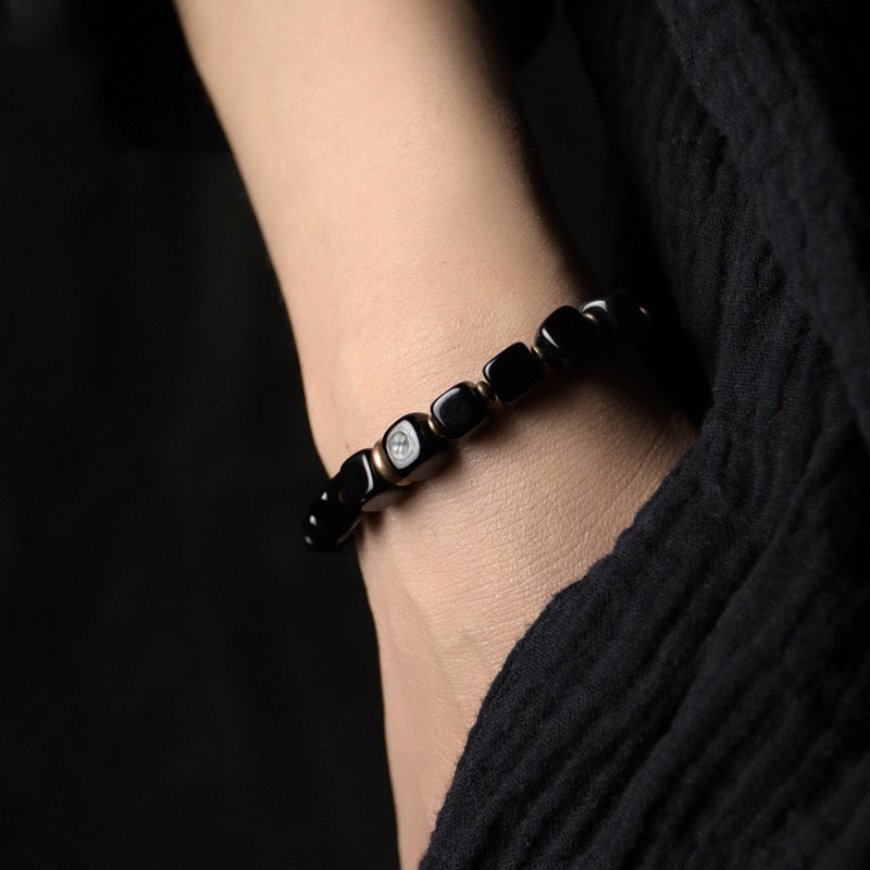 Bracelet composé de perles cubiques d'obsidienne noire et de cuivre antique