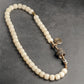 Bracelet tibétain en perles d’os de yak à deux rangées avec charme en cuivre martelé