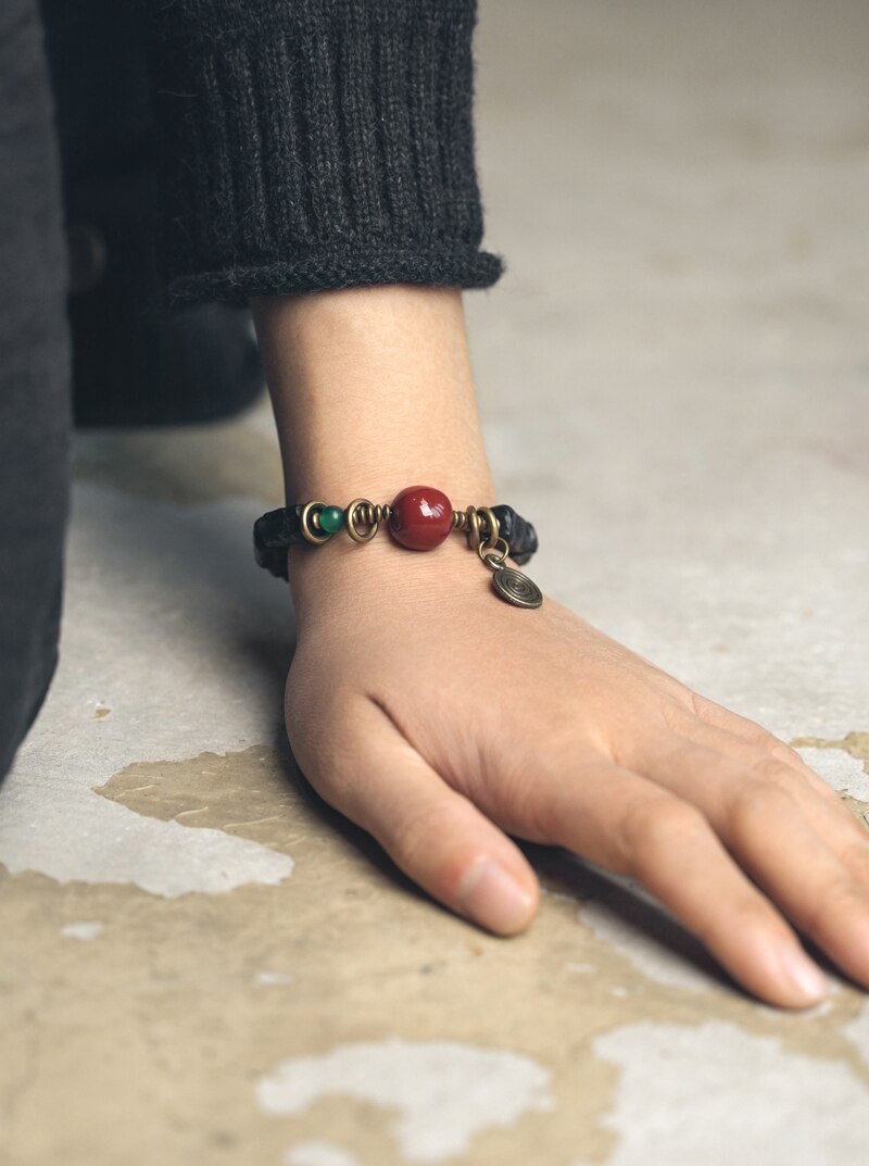 Bracelet de perles d’ébène sculpté, charme d’agate Gobi