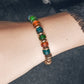 Bracelet de perles de verre colorées avec breloque en cuivre martelé