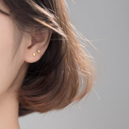 Petite boucle d'oreille carrée géométrique