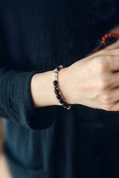 Bracelet en perles de bois et de pierre d'ébène, agate rouge, mousse et fleur