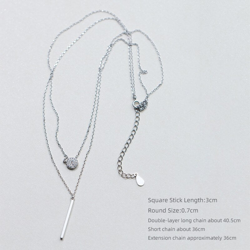 Halskette mit geometrischem Anhänger aus silberner Zirkonscheibe