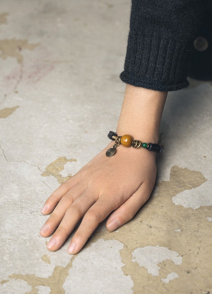 Bracelet de perles d’ébène sculpté, charme d’agate Gobi