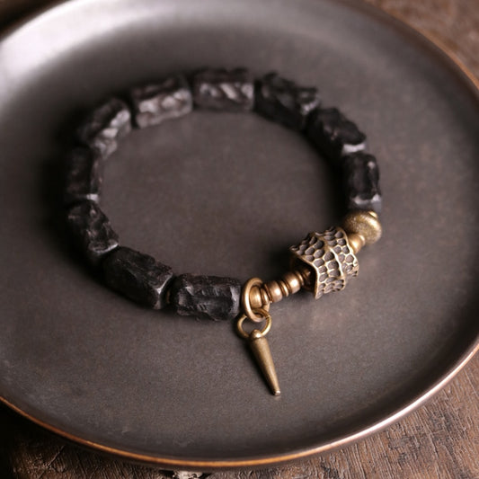 Armband aus schwarzen Ebenholzperlen mit Design-Messinganhänger