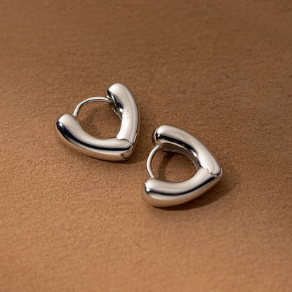 Boucles d'oreilles créoles lisses et brillantes en forme de cœurs simples