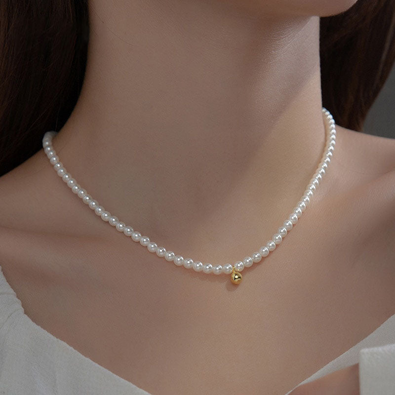 Elegante weiße Perlen-Charm-Halskette