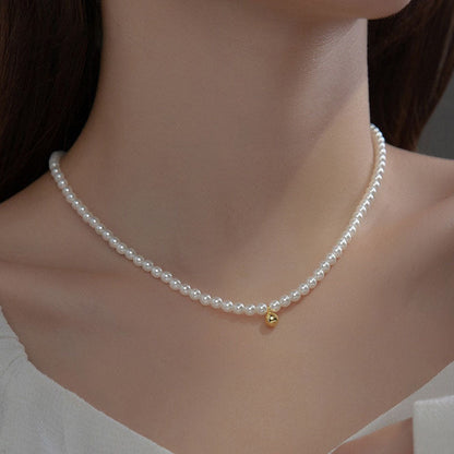 Collier élégant à breloques en perles blanches