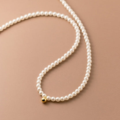 Collier élégant à breloques en perles blanches