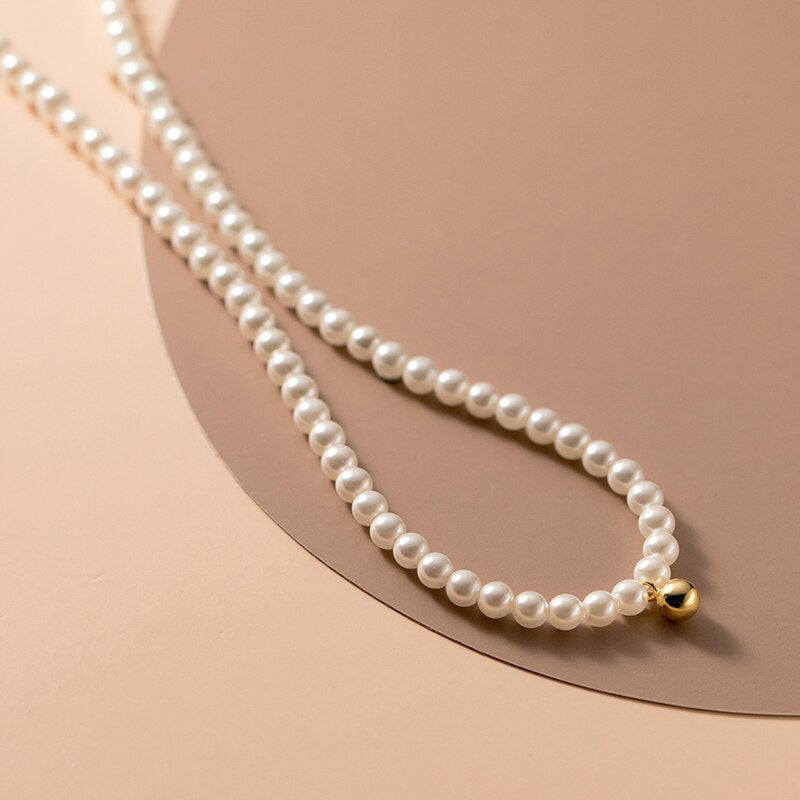 Elegante weiße Perlen-Charm-Halskette